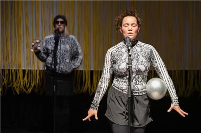 Beweglichkeit, Talent, Willenskraft, Ehrgeiz, Verzicht, Beweglichkeit, Stressresistenz, Musikalität und Muskelkraft – viel mehr verlangt Trainerin Marion (Rothhaar, links) nicht von ihrer Sportlerin Rahel (Jankowski)
