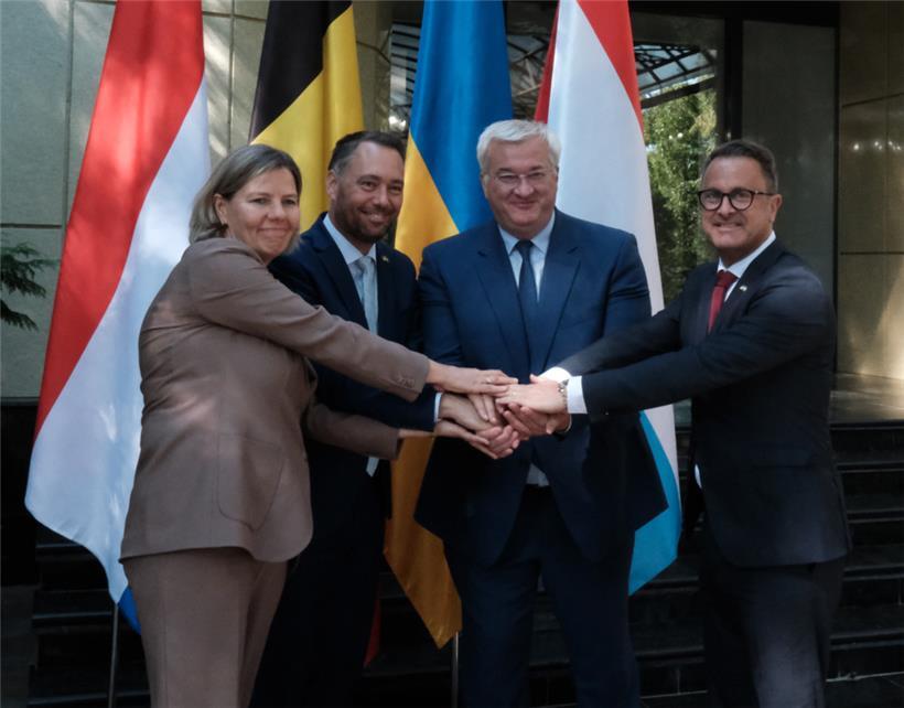 Beweisen am Dienstag symbolische Einheit: die Benelux-Delegation mit dem ukrainischen Außenminister Andrij Sybiha (2.v.r.)
