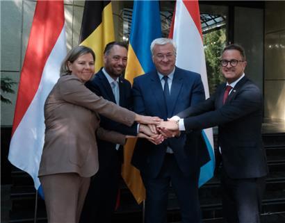 Beweisen am Dienstag symbolische Einheit: die Benelux-Delegation mit dem ukrainischen Außenminister Andrij Sybiha (2.v.r.)
