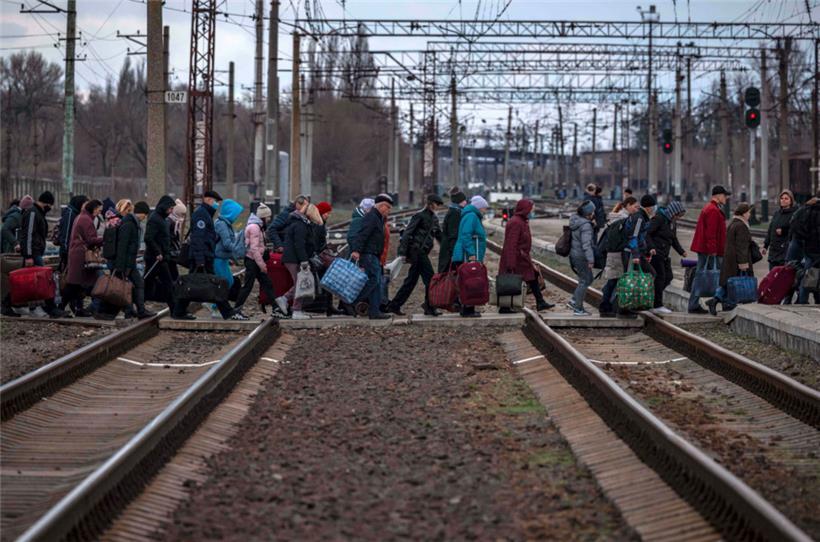 Bewohner aus Kramatorsk und Umgebung auf der Flucht: Noch können die Menschen in der Donbass-Region sich mit Zügen vor den russischen Invasionstruppen in Sicherheit bringen
