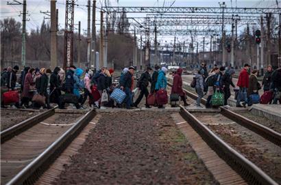 Bewohner aus Kramatorsk und Umgebung auf der Flucht: Noch können die Menschen in der Donbass-Region sich mit Zügen vor den russischen Invasionstruppen in Sicherheit bringen
