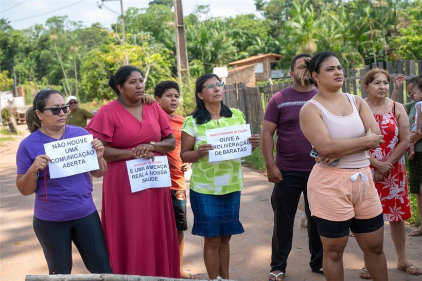 Bewohner des Quilombos Sitio Conceição protestieren gegen eine Abwasseraufbereitungsanlage auf ihrem Gemeindegebiet und weisen auf die Schäden hin, die durch Hydro entstanden. Sie werden unterstützt vom Miserior-Partner Terra de Direitos, Bacaren.
