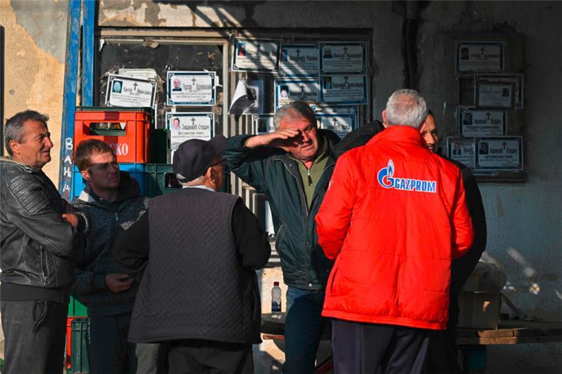Bewohner des serbischen Dorfes Dubona unweit von Mladenovac tauschen sich über das gewaltsame Ereignis aus
