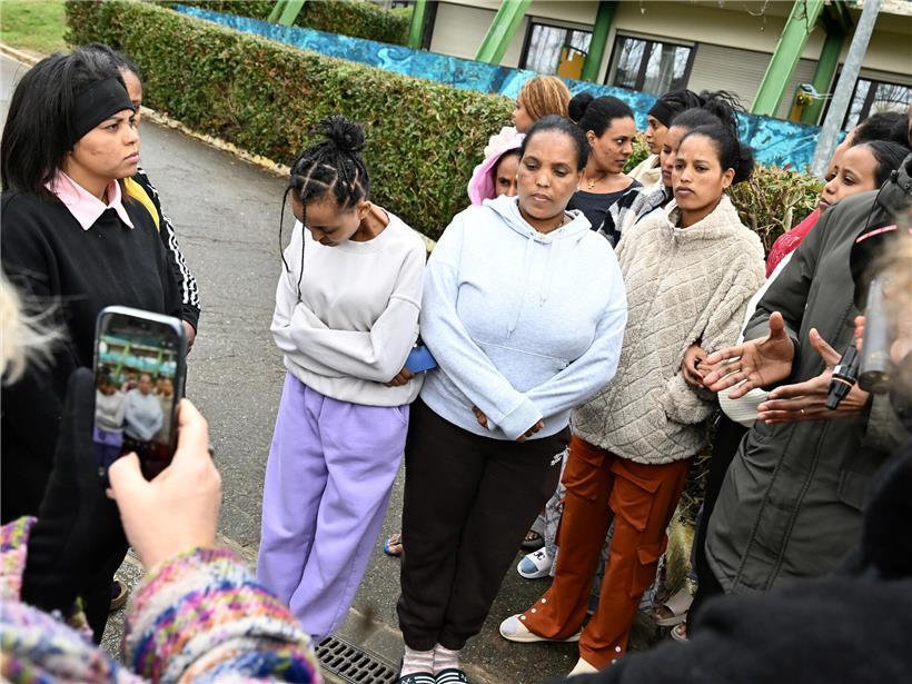 Bewohnerinnen der Flüchtlingsunterkunft Zolver im Gespräch mit Pressevertretern über aktuelle Themen