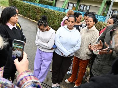 Bewohnerinnen der Flüchtlingsunterkunft Zolver im Gespräch mit Pressevertretern über aktuelle Themen