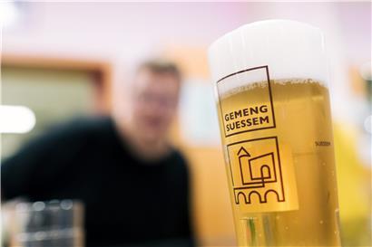 Bewusst genießen, umweltschonend spülen und Plastik sparen. Sanem schafft eine Mehrwegbecherspülanlage an. Andere Gemeinden dürfen ihre Becher auch dort spülen lassen. 

