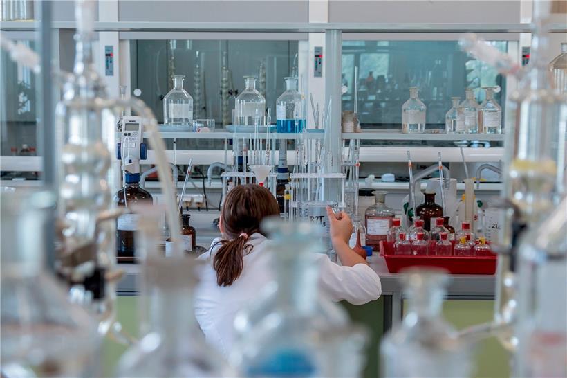 „Bezogen auf die Komplexität und Fallzahlen eines diagnostischen Zentrums dieser Größe wurde im internationalen Vergleich noch kein adäquater Personalschlüssel im National Center of Pathology erreicht“, schreiben die Minister als Antwort auf eine parlamentarische Frage 
