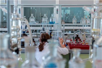 „Bezogen auf die Komplexität und Fallzahlen eines diagnostischen Zentrums dieser Größe wurde im internationalen Vergleich noch kein adäquater Personalschlüssel im National Center of Pathology erreicht“, schreiben die Minister als Antwort auf eine parlamentarische Frage 
