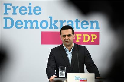 Bijan Djir-Sarai, FDP-Generalsekretär, spricht während eines Statements in der FDP-Bundesgeschäftsstelle
