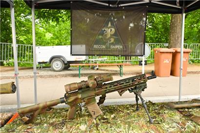 Waffenstarrende Folklore – Guy Rewenig fragt: Wozu dient eigentlich der Nationalfeiertag?