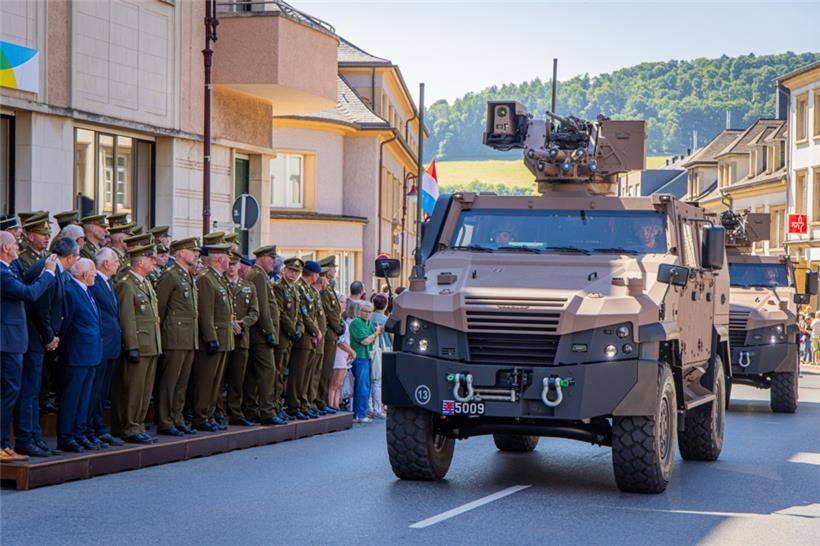Neue Militärfahrzeuge fahren durch die Straßen von Diekirch 