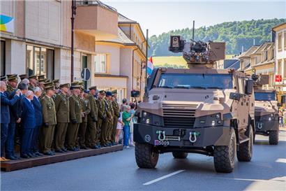 Neue Militärfahrzeuge fahren durch die Straßen von Diekirch