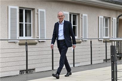 Herr Frieden geht spazieren. Oder: Der Regierungschef verschwindet in der Natur.