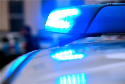 Fahrer rammt unter Drogen- und Alkoholeinfluss einen Polizeiwagen