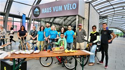 Radfahrer feiern den World Bicycle Day auf dem „Vëlodukt“