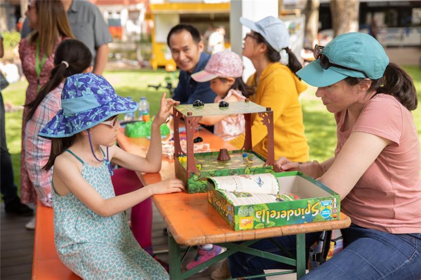 Spiele spielen unter freiem Himmel in Differdingen 