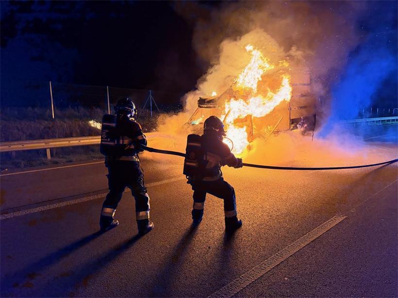 Lieferwagen-Brand legte Verkehr auf der A3 lahm 