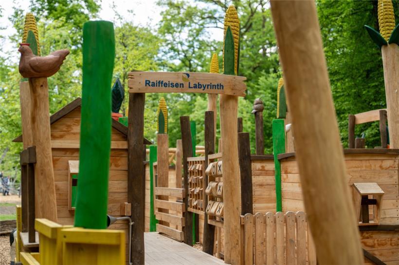 Neuer Kinderspielplatz: Entdeckungsreise im Labyrinth einer Bank 
