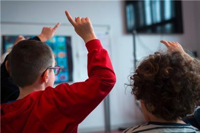 Ni câlin verbal, ni verbe câlin – quand l’école coupe le lien affectif