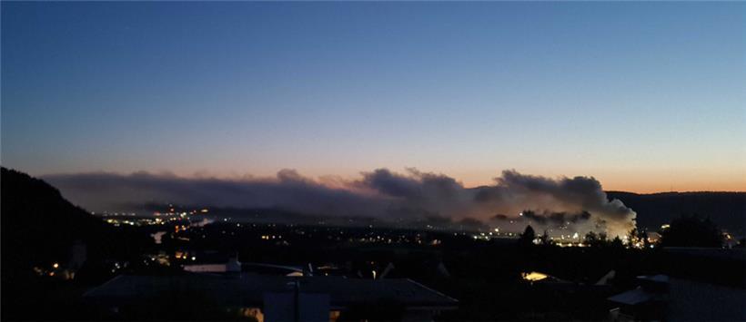 Metallschrott in Trierer Hafen brennt – Rauchwolke weithin sichtbar 