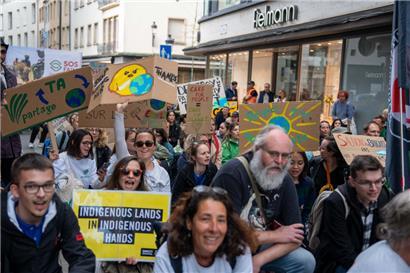 Marche pour la Terre: Mehr als 150 Menschen demonstrieren für Klimagerechtigkeit