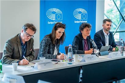 Die EP-Delegation (v.l.) in Ungarn: Michał Wawrykiewicz (EVP), Sophie Wilmès (Renew), Tineke Strik (Grüne), Krzysztof Śmiszek (S&D), nicht auf dem Bild ist der Linken-Politiker Pernando Barrena Arza
