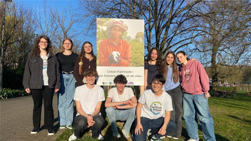 Schüler und Gemeinde weihen Wanderausstellung über fairen Baumwollhandel ein 