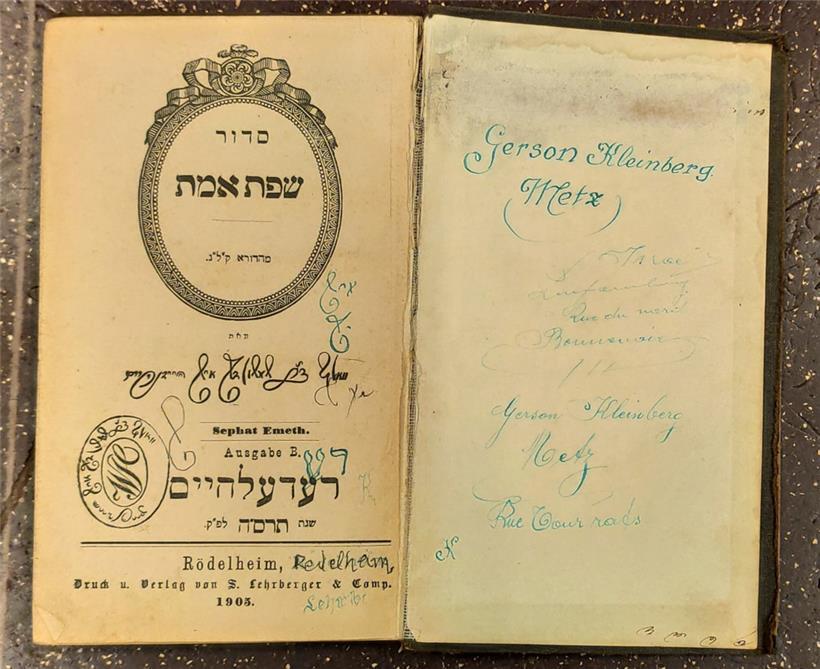 Marques de provenance en pages de garde du livre de prières סדור שפח אמח [Siddur Sephat Emeth], Rödelheim [= Frankfurt am Main], S. Lehrberger & Comp., 1905. Collection privée, Luxembourg. Anciens propriétaires identifiés: I[saac] Israel [n. 1860], puis Gerson Kleinberg (n. 1893). Gerson Kleinberg épousa Élisée Esther Israel (n. 1891), leur mariage fut sans doute…
