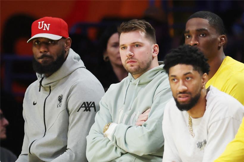 Geld oder Freiheit: Sind Tauschgeschäfte im Sport „moderner Sklavenhandel“? 