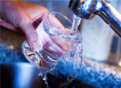 Wegen Wasserleck: Wasser im unteren Teil der Rue du Centenaire gesperrt