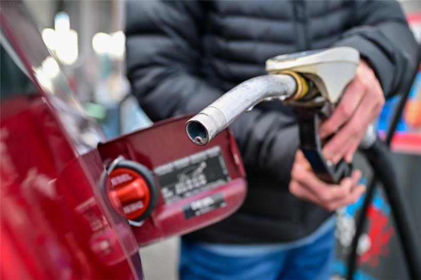 Nach Preisanstieg beim Diesel werden am Donnerstag nun auch beide Benzinsorten teurer 