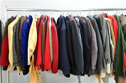 Auf dem „Vide-Dressing & Green Market“ bekommt Kleidung eine zweite Chance – Neues kommt von acht Ausstellern aus den Bereichen Schmuck oder Accessoires
