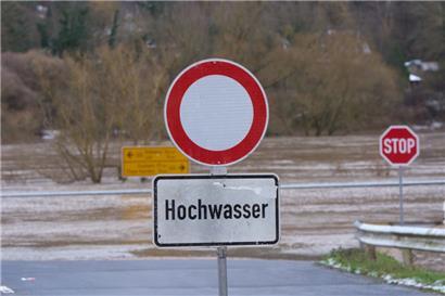 Mann und Frau im Auto bei Perl von Hochwasser eingeschlossen