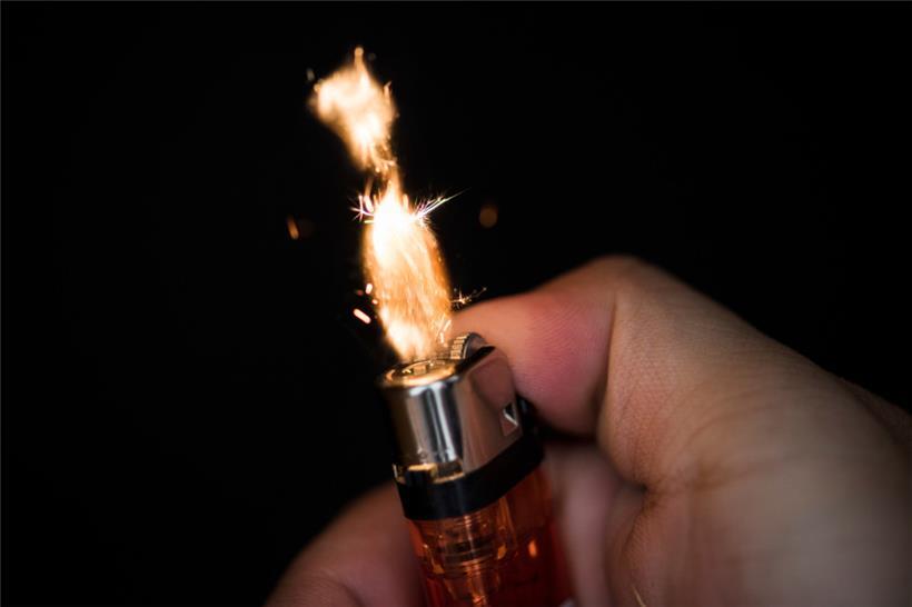 Brandstifter zündet versehentlich eigene Hose an – flüchtet mit nacktem Po 
