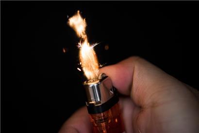Brandstifter zündet versehentlich eigene Hose an – flüchtet mit nacktem Po