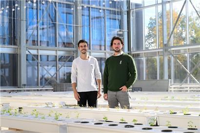 Axel Barreau (l.) und Melvin Henrion (r.) von „Aurel&Axel“ bauen im Bettemburger Industriegebiet Lebensmittel an
