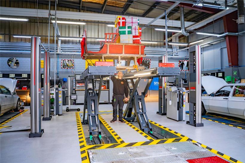 Vollbepackter Cargo-Schlitten landet vor Luxemburger Flughafen – Rentieren geht es gut 