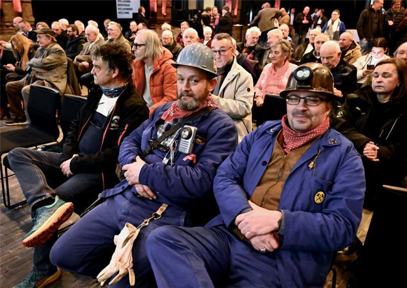 Zahlreiche Menschen gedenken der Hüttenarbeiter 