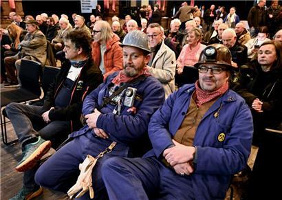 Zahlreiche Menschen gedenken der Hüttenarbeiter