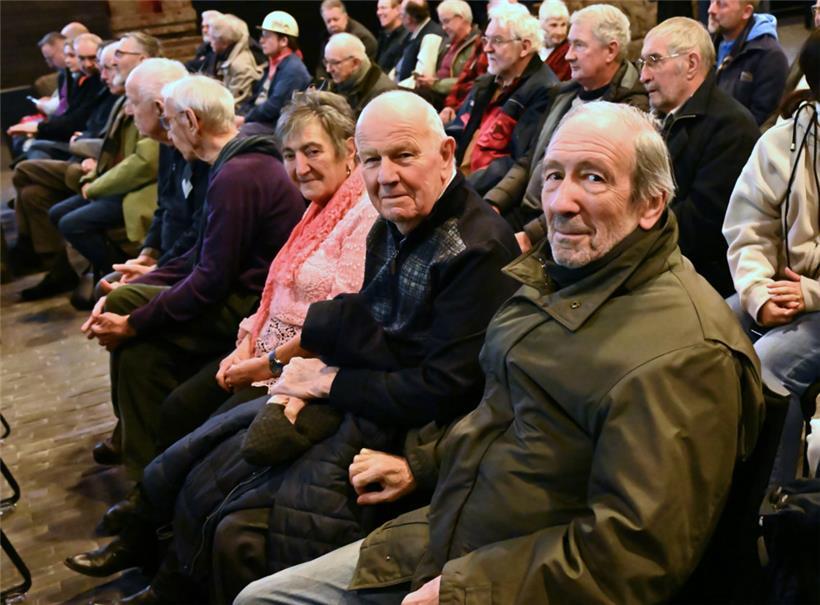 Zahlreiche Menschen gedenken der Hüttenarbeiter 