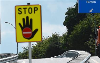 Betrunkener fährt falsch herum auf die A4 – Polizei stoppt ihn am Kreisel Raemerich 