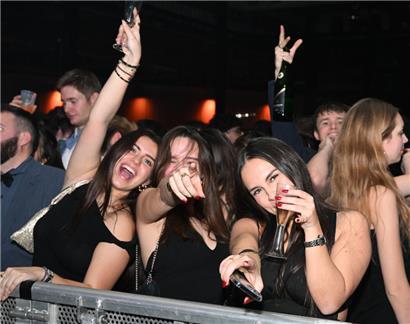 Tausende feiern beim Zürcher Ball in der Luxexpo bis ins Morgengrauen