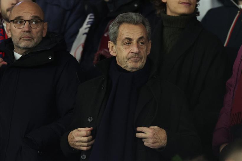 Ex-Präsident Sarkozy muss ein Jahr Haft mit Fußfessel verbüßen 