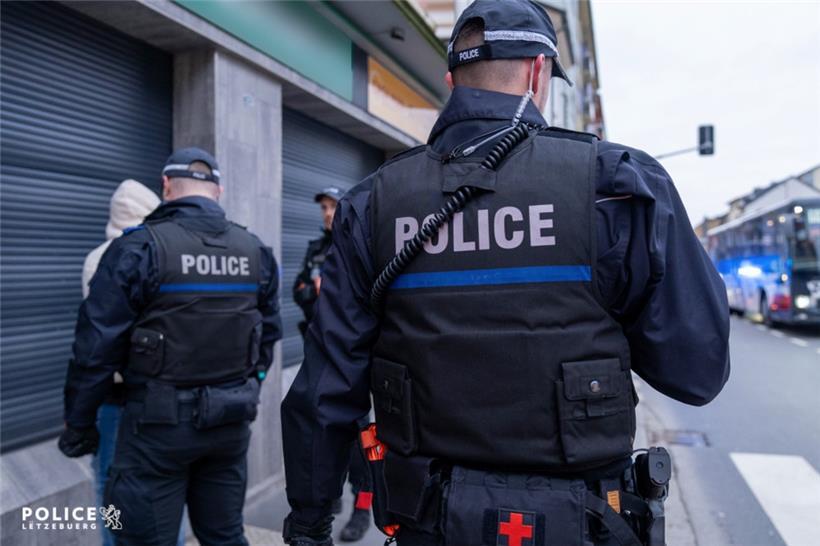 Großkontrolle: 30 Polizisten bekämpfen mit Hundestaffel die Drogenkriminalität 