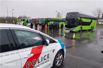 Mit Drogenhunden: 23 Polizisten kontrollieren öffentlichen Verkehr