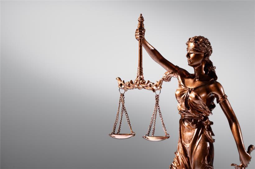 Justizangestellte nach jahrelangem Kontakt zu pädophilem Mann verurteilt 