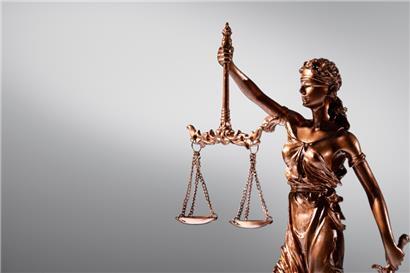 Justizangestellte nach jahrelangem Kontakt zu pädophilem Mann verurteilt