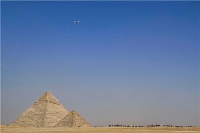 Hund auf Spitze von Gizeh-Pyramide wird zum Touristenmagneten
