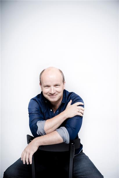 Roland Kluttig: der Dirigent, der die jungen Talente durchs Finalkonzert des „Anne & Françoise Groben“-Preis führte
