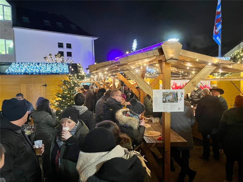 Vorbereitungen für den Weihnachtsmarkt laufen 